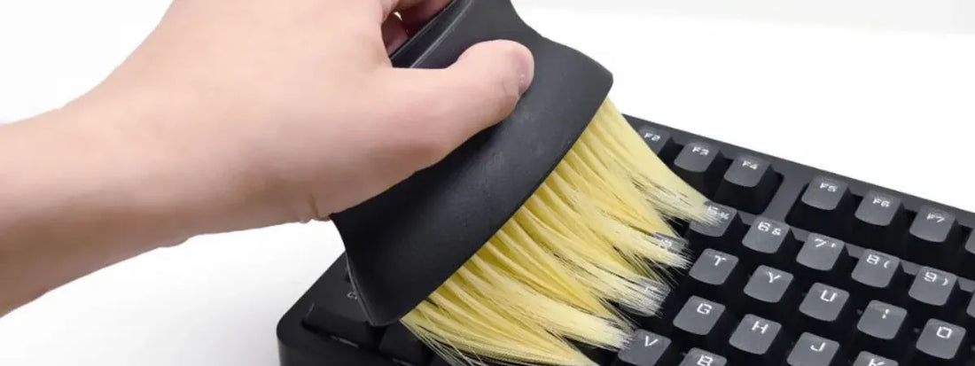 【キーボード掃除】「キーキャップを外す」のはもうやめた。隙間のホコリを秒でかき出す“60mmのロングブラシ”という正解