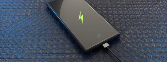 スマホを充電しっぱなしにするとどうなる？バッテリー劣化を抑える対策
